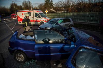 Waiblingen: Vorfahrtsunfall fordert eine eingeschlossene Verletzte Person